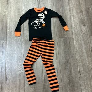 Just one you made by Carter’s size 2t orange and black pajama set new